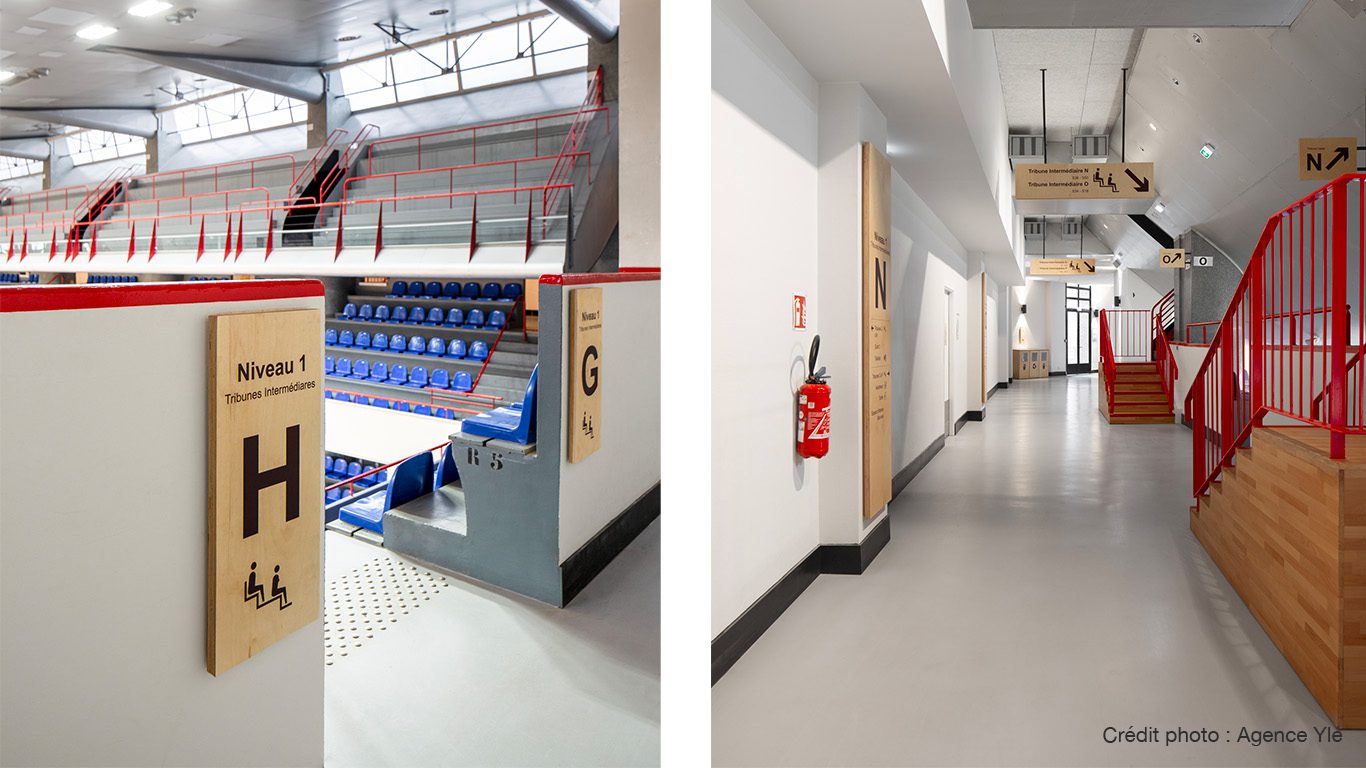 Panneaux de signalétique en bois dans les tribunes et le couloir du stade Coubertin à Paris