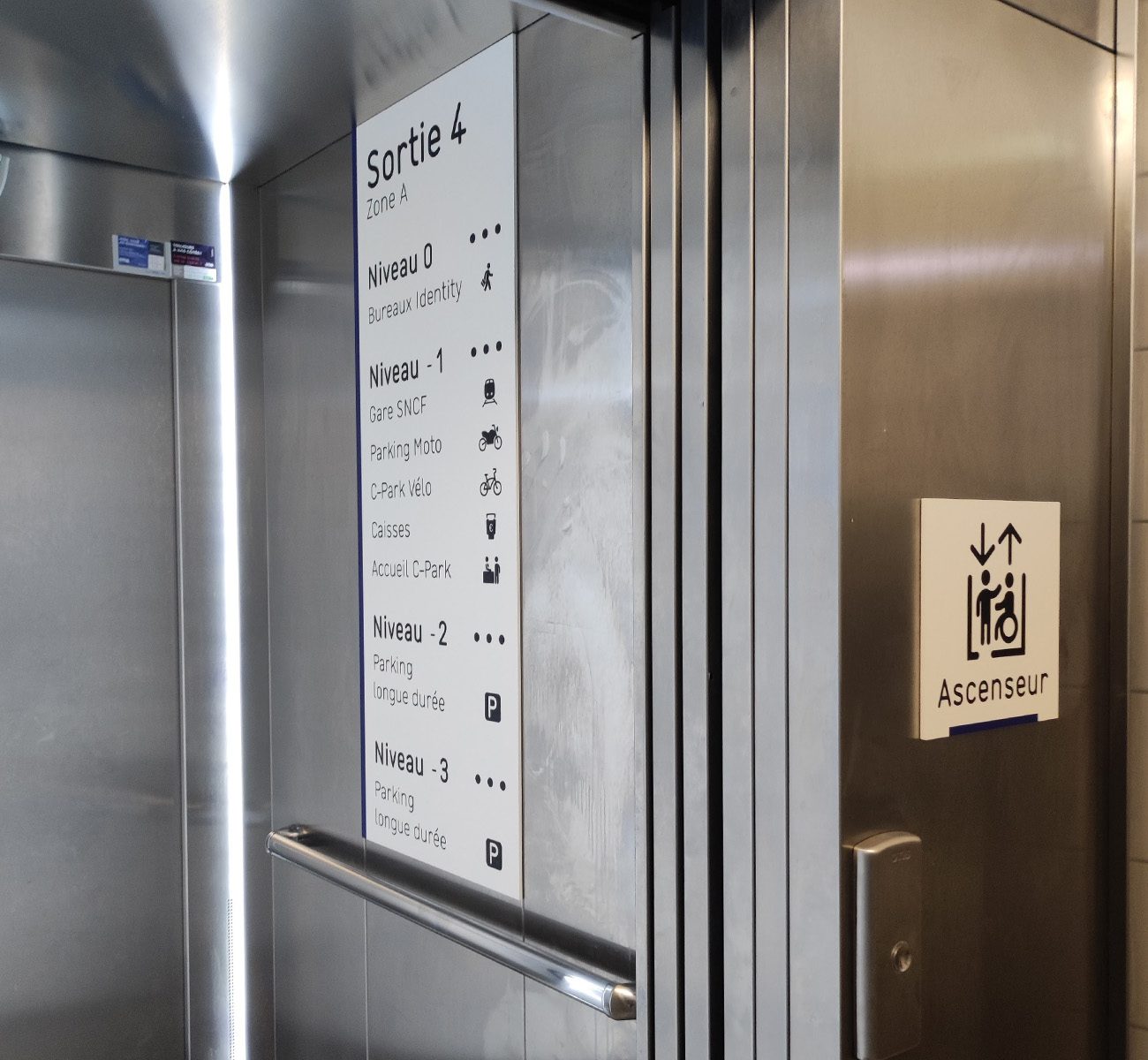 Mise en situation des supports signalétiques pour les ascenseurs
