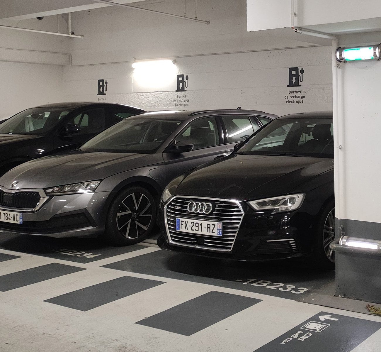 Identification des places de parking avec une recharge électrique