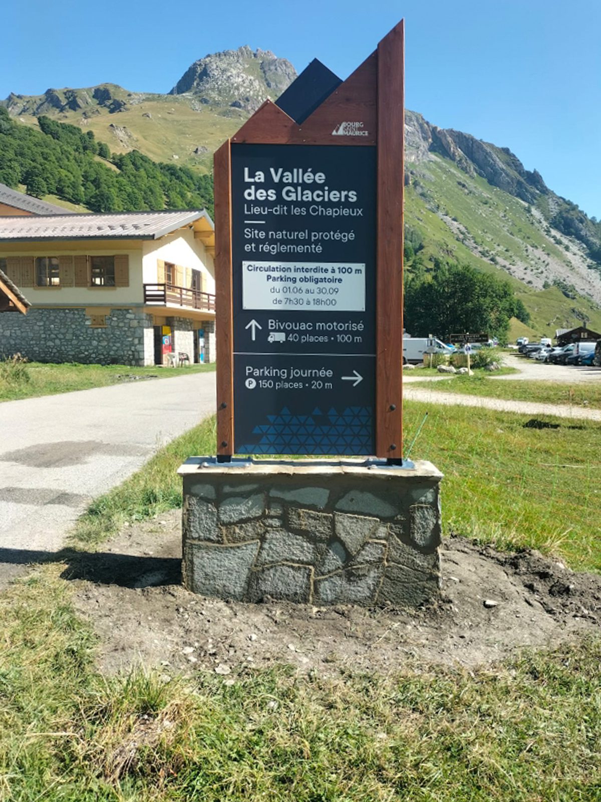 Mise en place du totem d'entrée de site pour diriger les véhicules vers les parkings. 