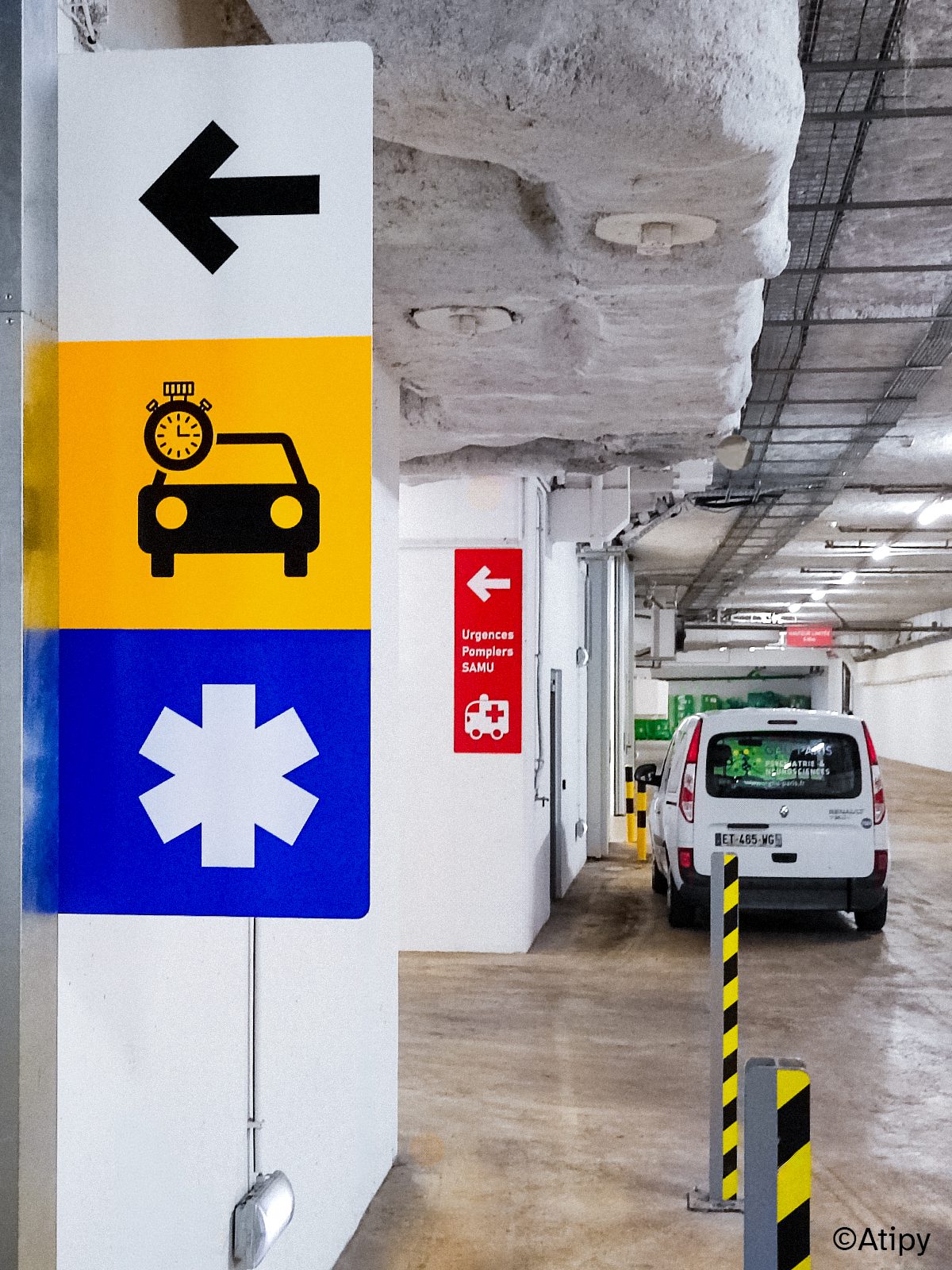 Directionnelles dans le parking clarifiant les flux.